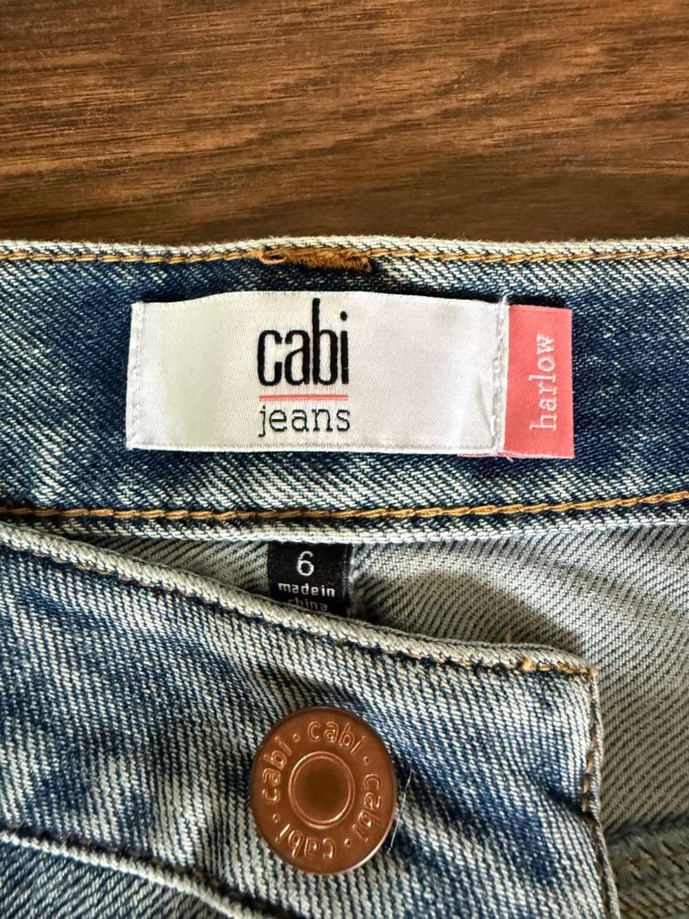 CAbi Harlow Jeans Style #1207 Frost Wash Size 6 Boyfriend Straight Mid Rise EUC - Picture 4 of 9